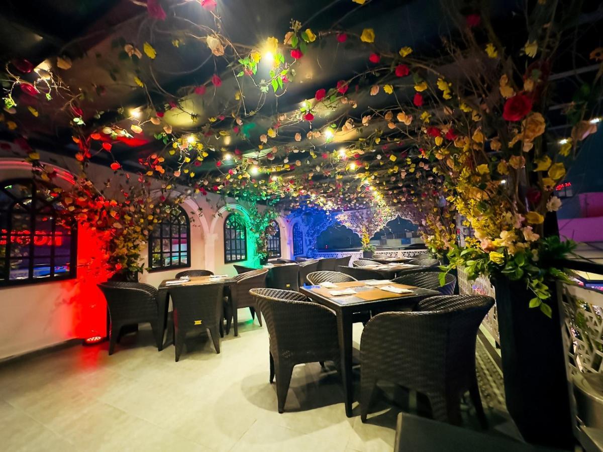 Rose Palace Hotel, Gulberg Лахор Экстерьер фото